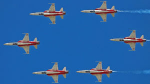 Patrouille Suisse im Messerflug